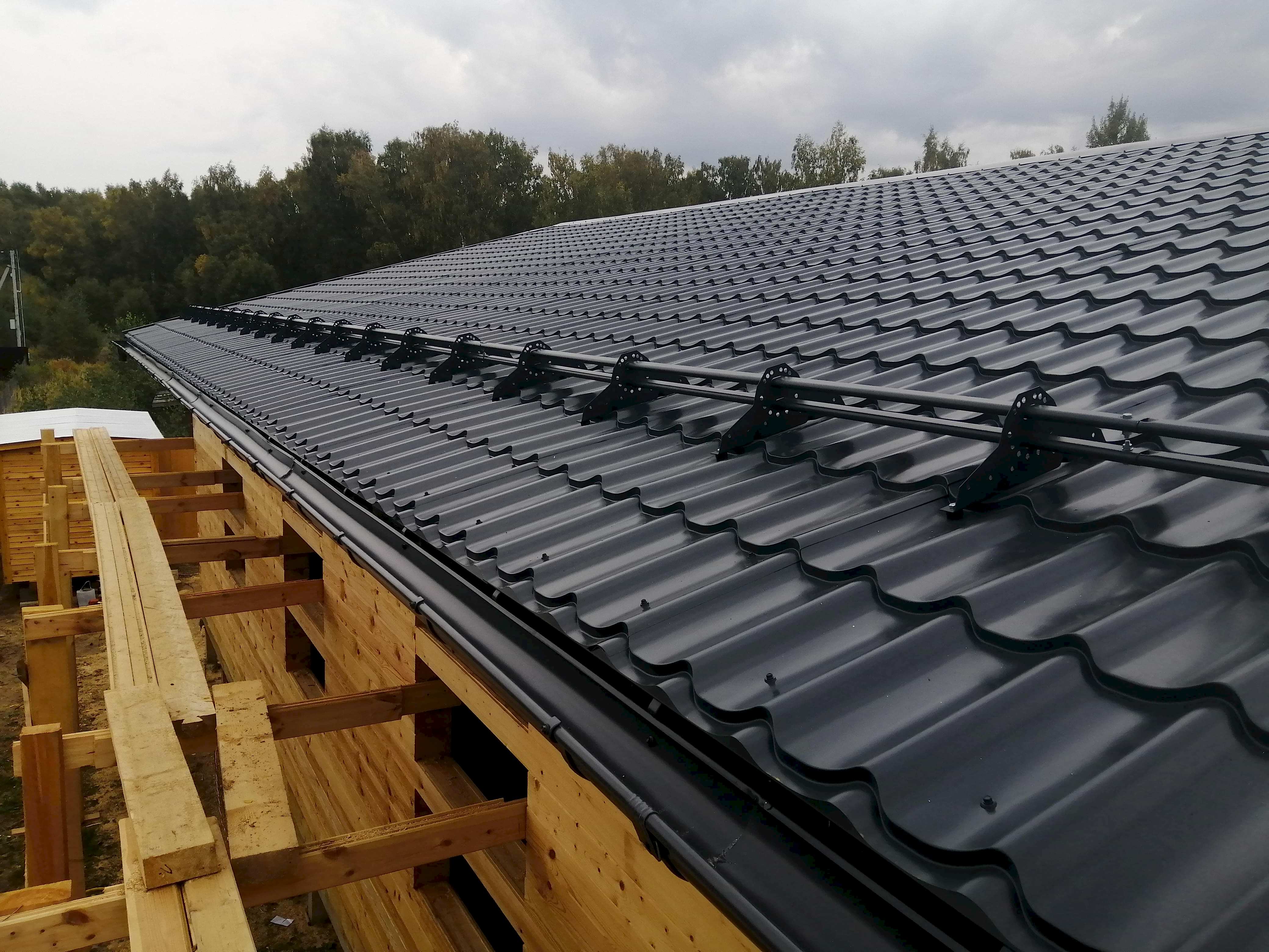 Монтаж трубчатых усиленных снегозадержателей